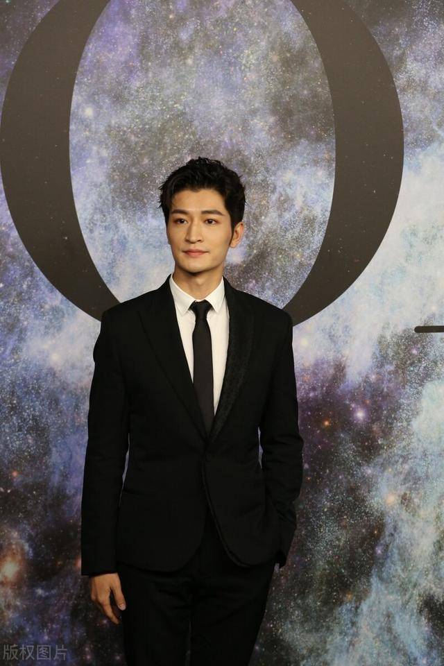 主持人尹颂一袭西装出席活动穿西装系领带绅士范满满