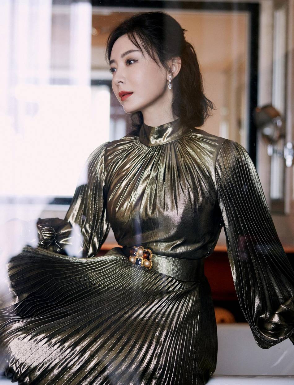 陈数金色褶皱长裙高贵典雅女神范儿十足