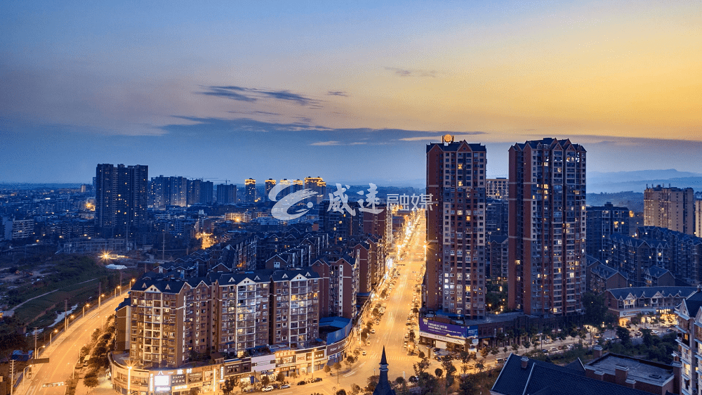 最动人的舞蹈落叶随风飘动寒风萧瑟行人渐渐稀少走在威远县城的街道上