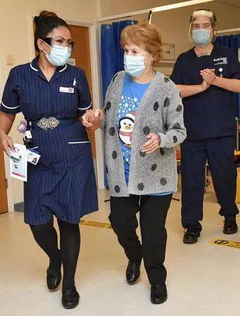 全球第一人英90岁老妇接种辉瑞新冠疫苗施打画面曝光