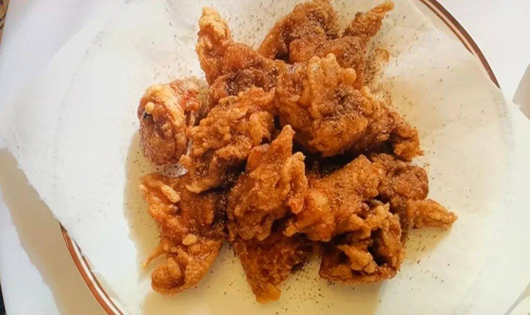 博山炸小鸡还有一个秘笈就是现研的花椒面,这道菜用花椒面来激发它