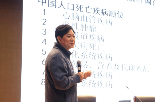 程冠昌用生动的语言,通过真实的事例,从增强保健意识,提高生命质量等