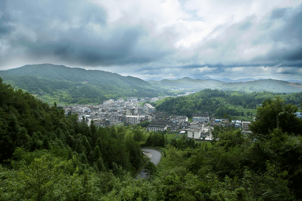 桥东村依山伴水,新落成的滨水公园和百米景观碇步成了村民茶余饭后