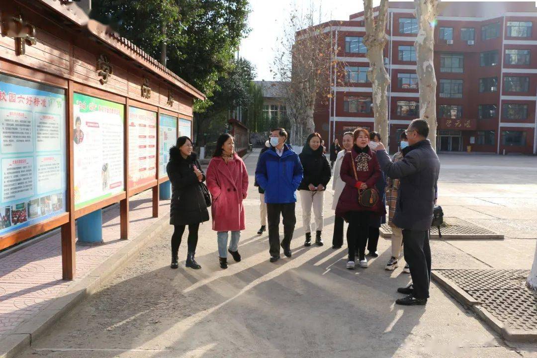 雪宫中学校长许之学陪同交流.
