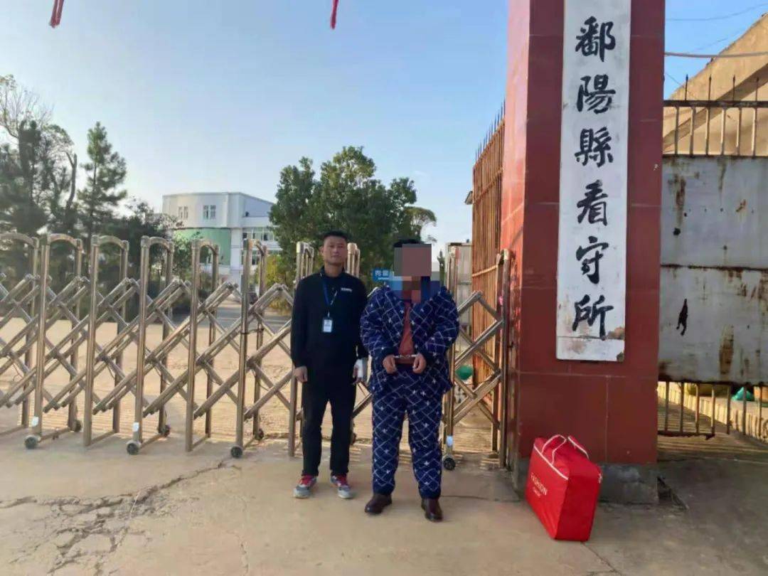 12月4日,鄱阳县公安局城北派出所接到报警,群众吴某在骑电动车等红