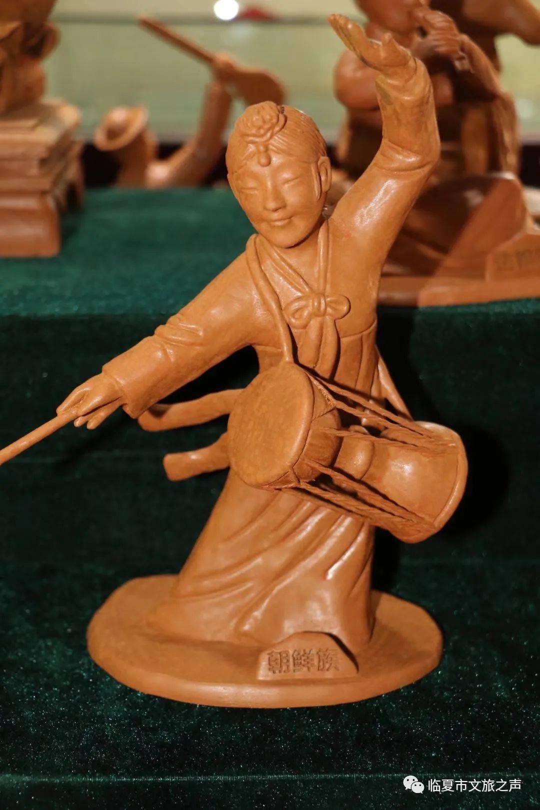 生活器具到服饰民俗他用泥塑生动形象的塑造了一个个民族人物便迎面呈