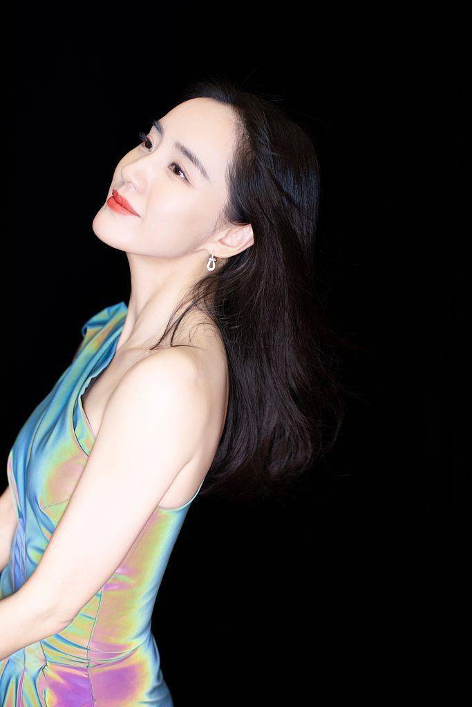 王智拍写真自信笑容超飒 穿变色裙大秀香肩美腿身材傲人