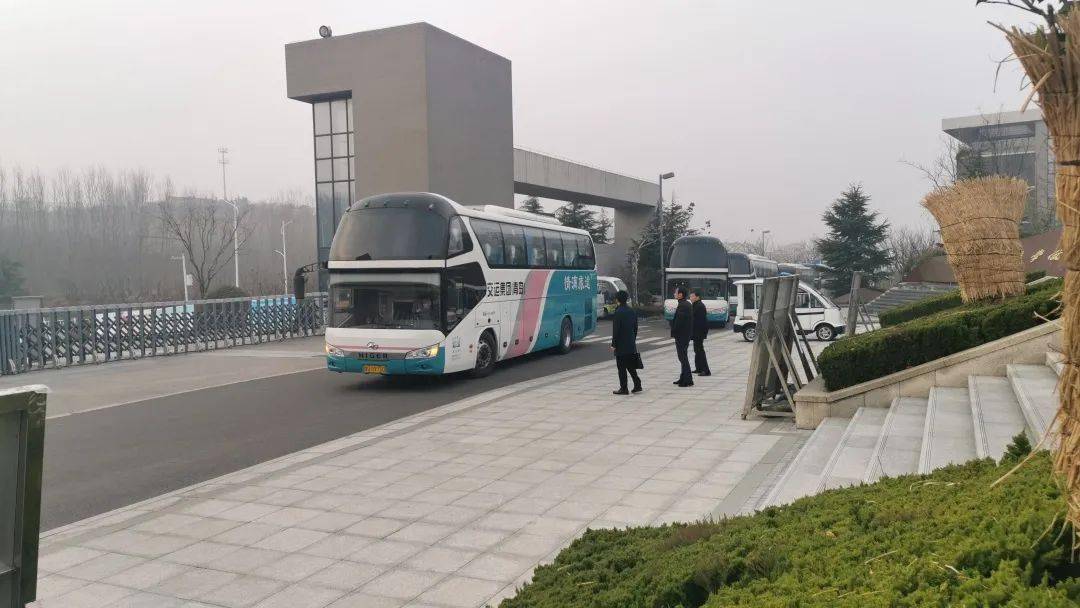 精神饱满的师生驶向位于即墨金口镇山阴村的青岛市中学生学农实践基地