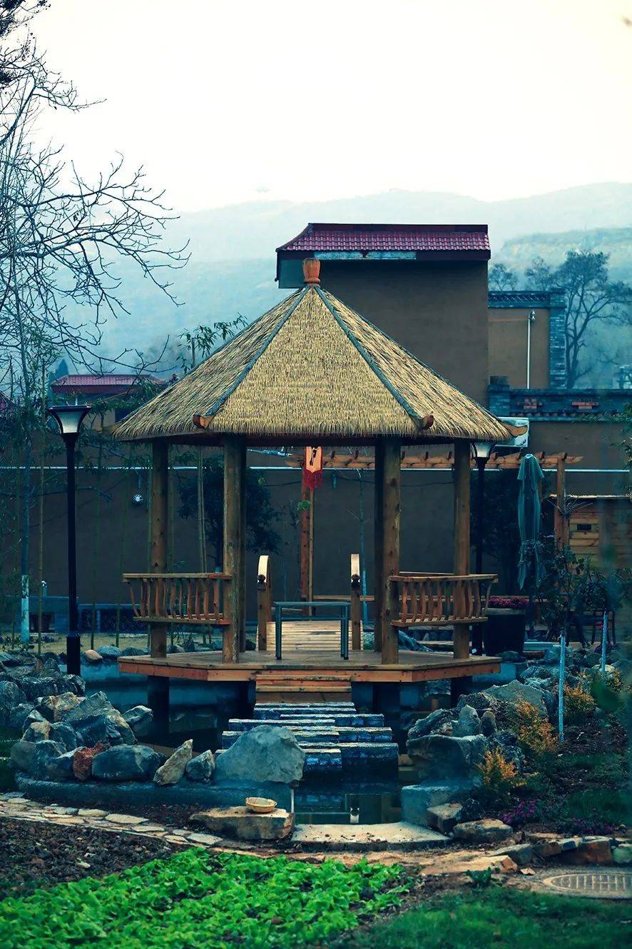 据悉,郑州市美丽乡村试点村新建在建民宿80多家,涌现出登封杨家门