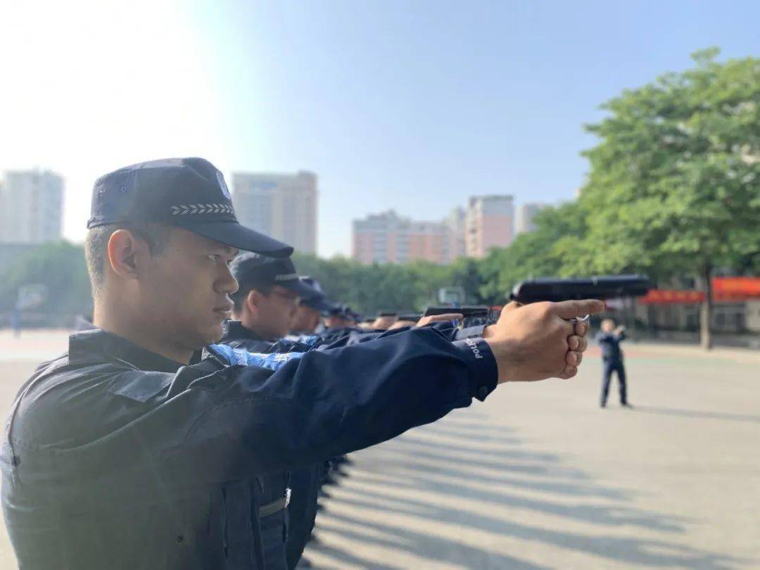 从拔枪出套到举枪瞄准再到实弹射击,这样的动作对于身经百战的警察来