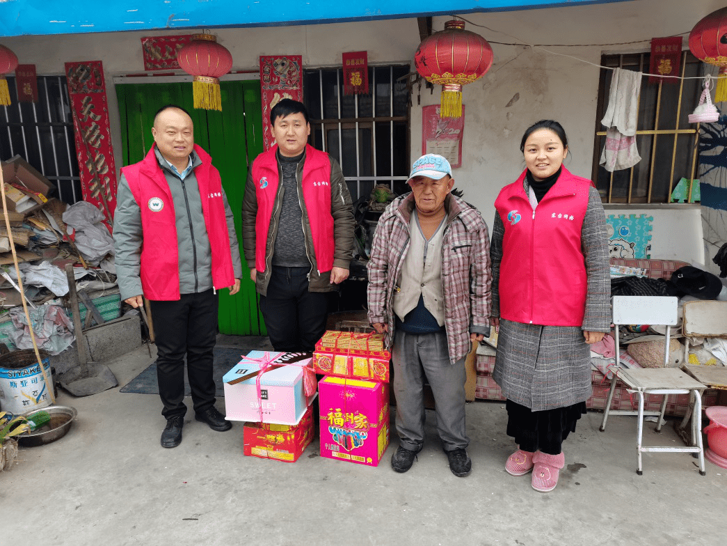关心孤寡老人传递温暖人心安东村为孤寡老人祝寿