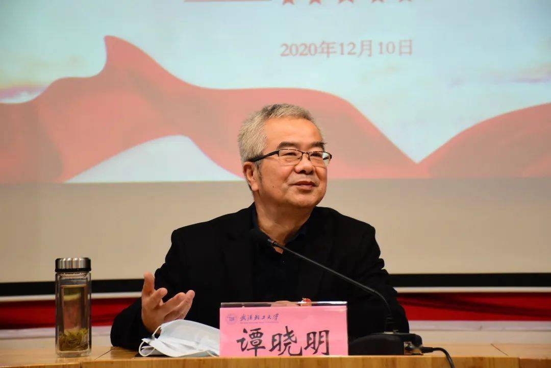 04交流会中,学工处处长吴德明和校团委书记刘竞针对同学们提出的问题