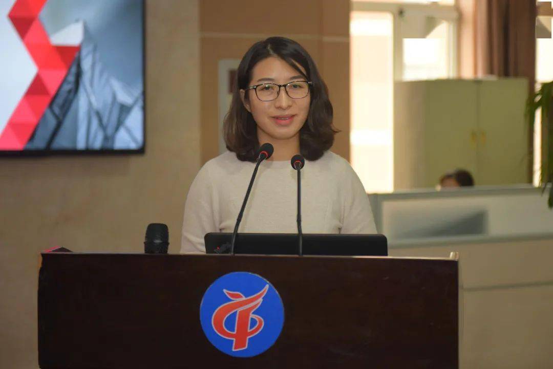 随后,高萍同杜光教授进行了"运才兴运"特聘专家签约及证书颁发仪式.