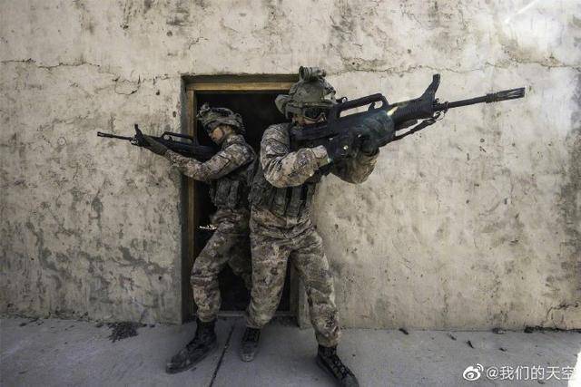 有内味了解放军空降兵身着星空迷彩荒漠戈壁大练兵