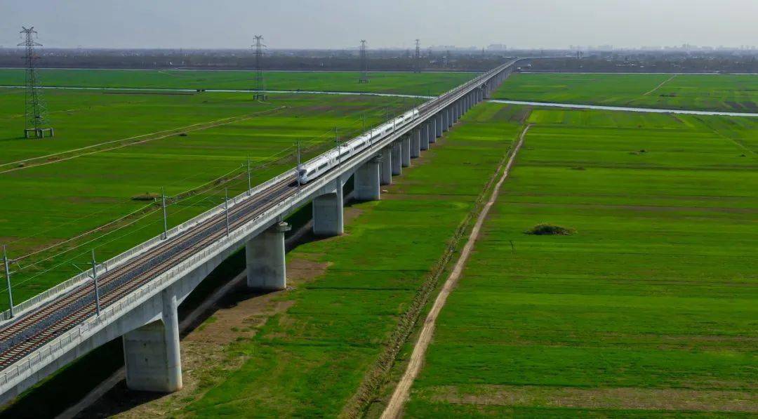 献礼交通强国连镇郑太铁路通车