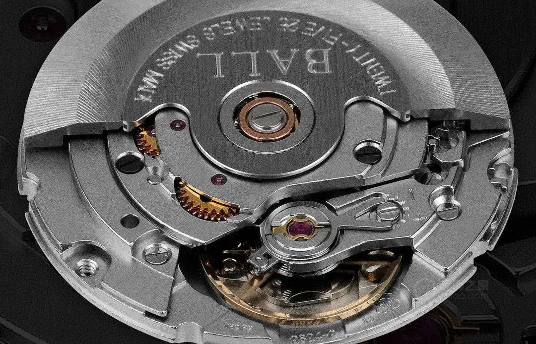 这款腕表搭载的是ball rr1103-c自动机械机芯,它改良自eta 2824-2机芯