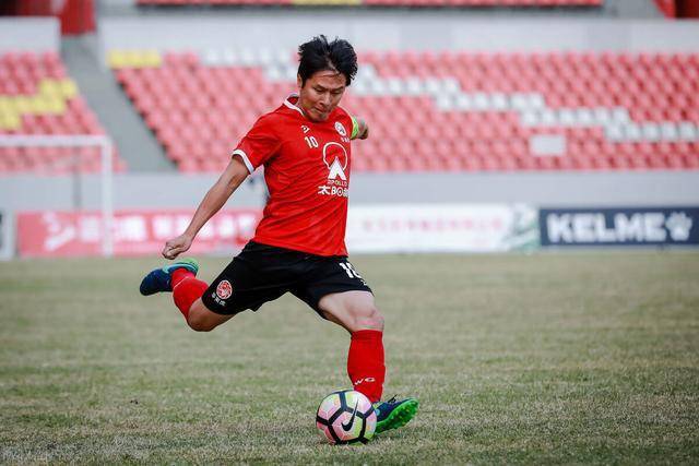 彭伟国:球员对限薪会有一个过渡期,过渡完就正常了