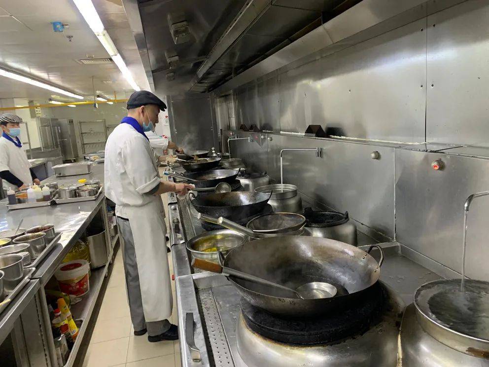 突击检查淮安两家知名大酒店后厨