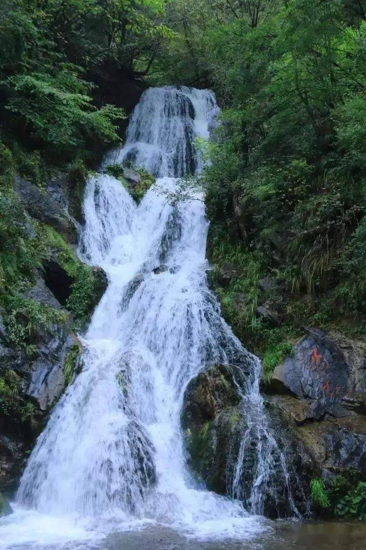 中餐后游览追梦谷景区(游览时间3个小时),观老龙窝九曲碧水,独尊石,赏