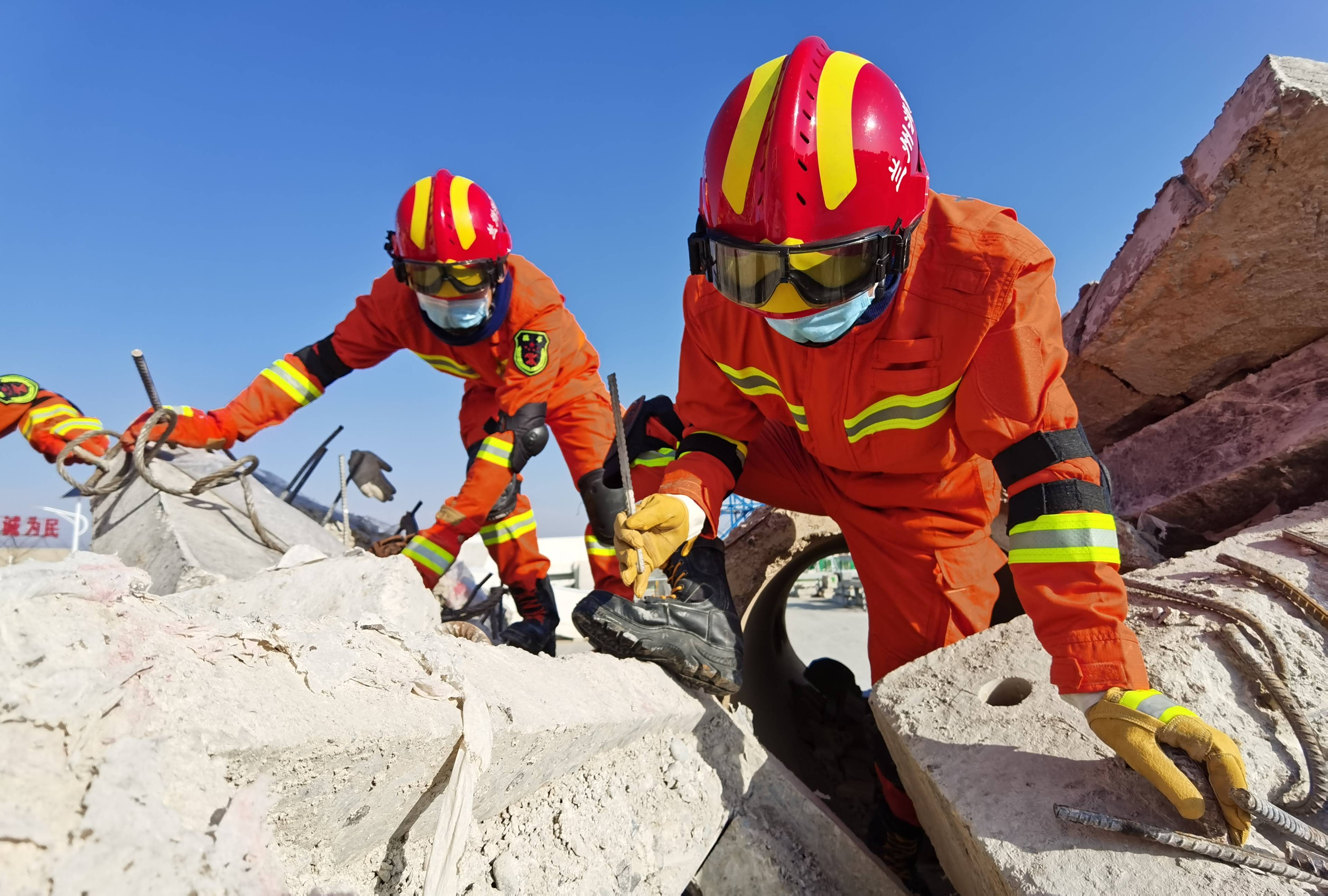凛冽寒风中地震救援集训正酣