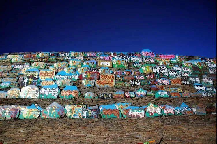 还有巨大的玛尼堆,彩色的六字箴言石板,看起来十分的震撼!