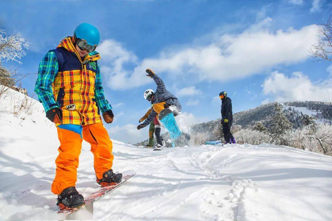 亞布力滑雪旅遊度假區位於亞布力鎮南部山區,雲集了多家專業滑雪場和