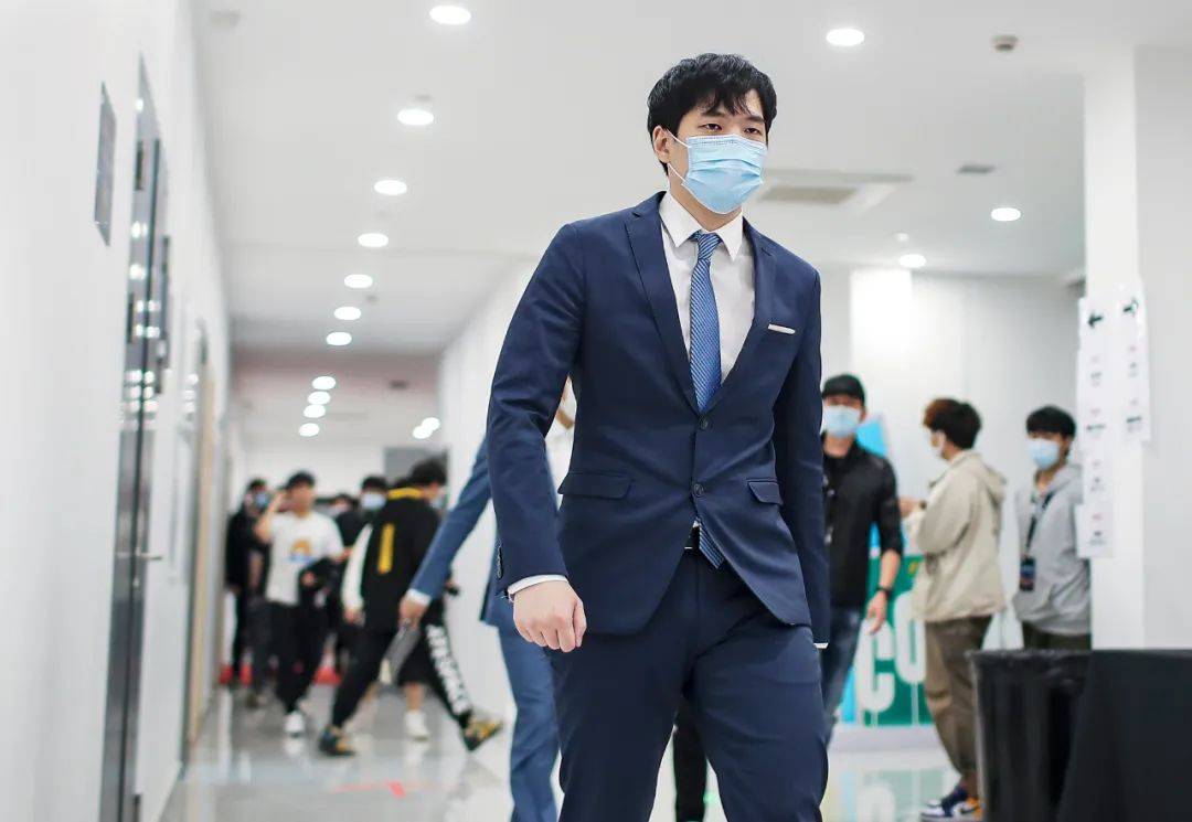 胡硕杰和史益豪都曾经是lms赛区闪电狼战队的一员.