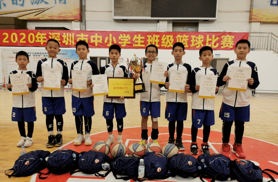 龙岗区龙城高级中学经历了4天紧张激烈的角逐成为篮球巨星时的英姿吧!