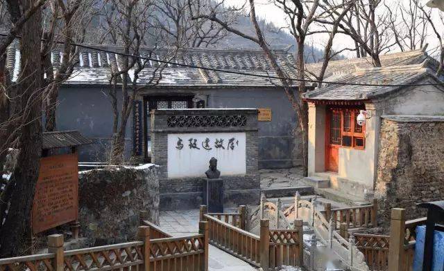 故居门楼外影壁墙上还竖立着一块标牌,标牌题"马致远故居",上面记载着