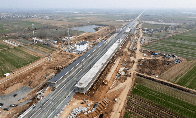 大许南站位于铜山区大许镇南侧,连徐高速公路北侧,距徐州市中心约30