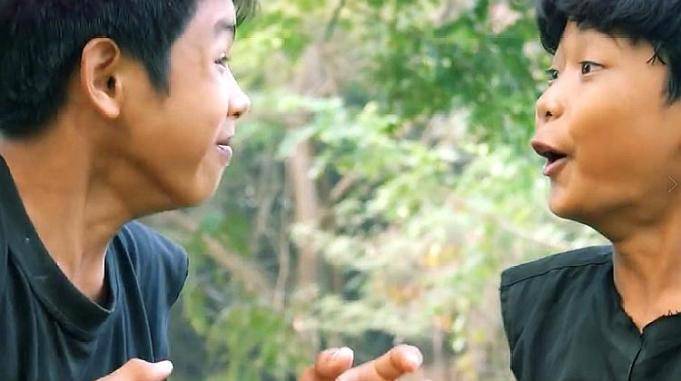 兄弟俩野外做水煮肥肠8斤大肠煮一大盆在饭店里你都吃不到