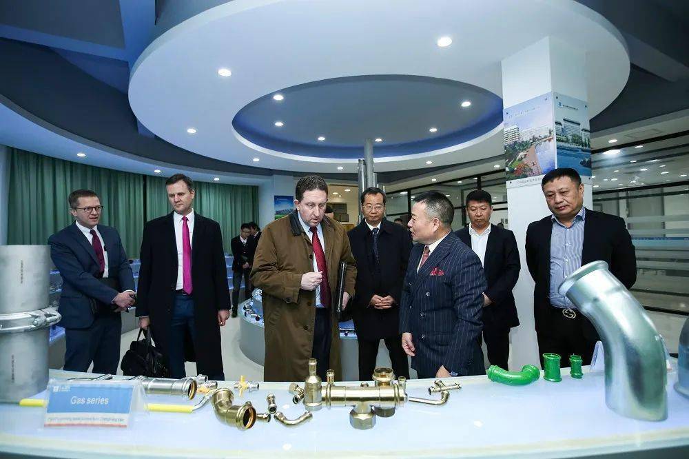 正康不锈钢水管董事长黄建聪欢迎美国驻沪总领事何乐进先生一行到访