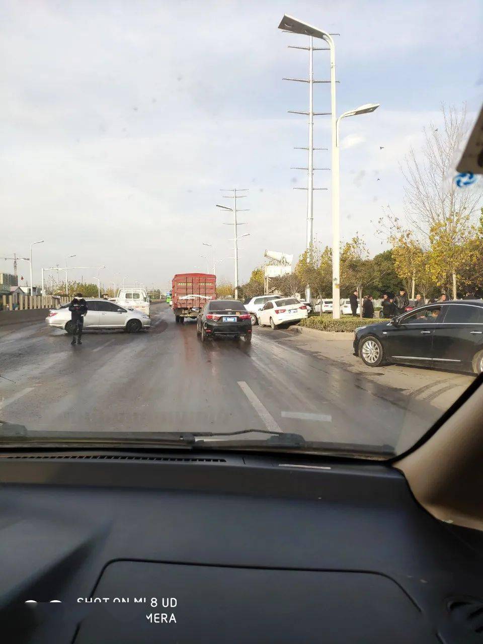 12月14日上午8时左右,在漯河市107国道与龙江路交叉口东100米路北处