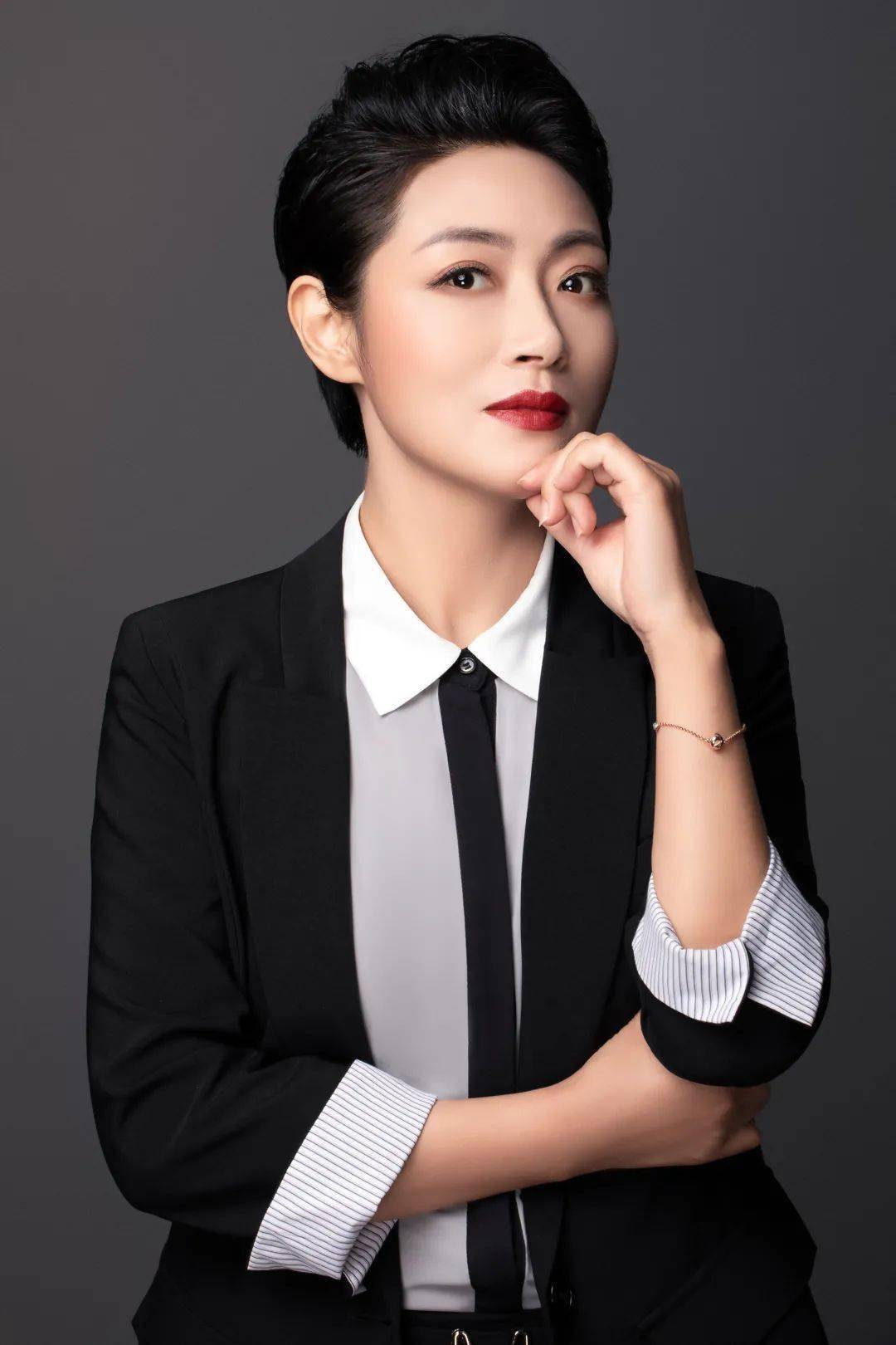 杨婷娜《甄嬛》皇帝 扮演者上海越剧院 国家一级演员主持人:上海戏曲