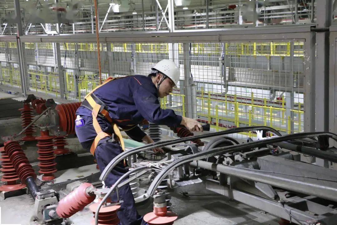 对闸片,碳滑板等24项关键部件进行了储备,确保动车组检修工作顺利开展