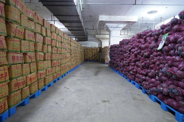 这些菜也不是一直放在冷库中的,为了减少损耗,市场会定期将库存蔬菜