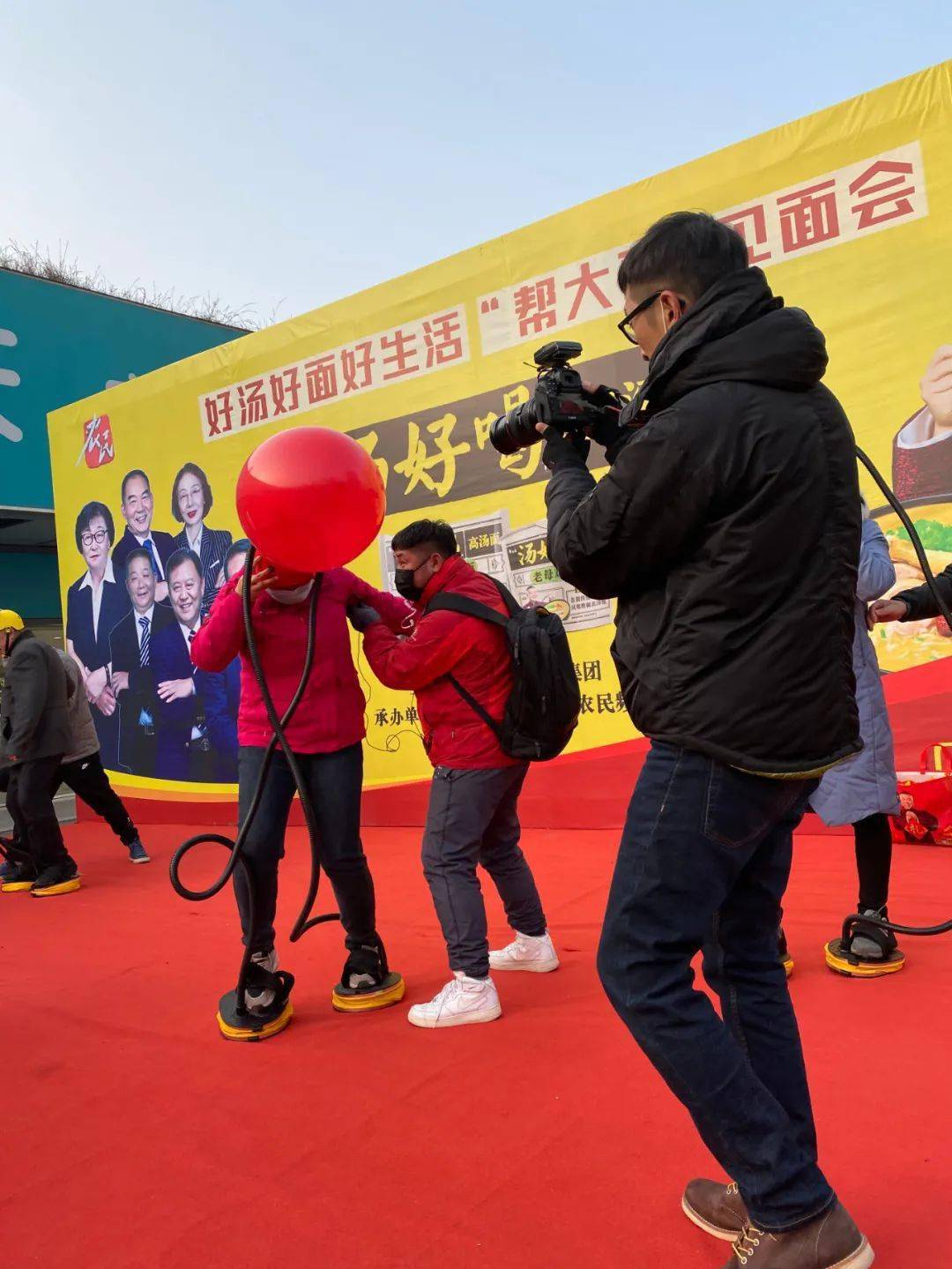 本次活动由农民频道主持人戴研和帮大哥李玉斌主持,吸引了不少观众