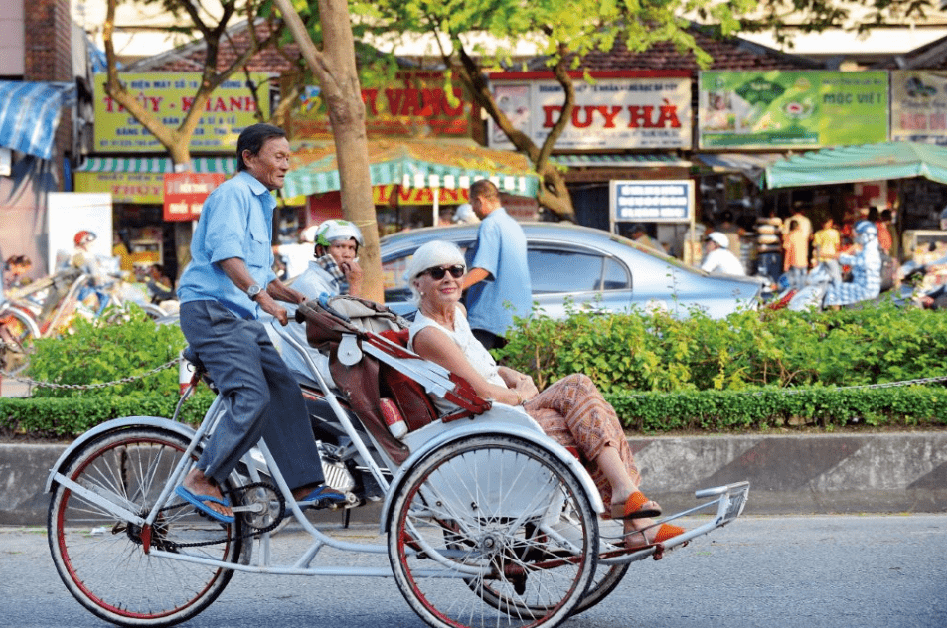 旅游乘坐三轮车漫游顺化