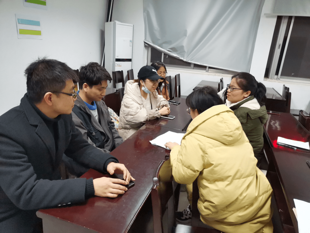 答辩结束后,支部书记陈莹同志组织其他支委和党小组组长对各候选人的