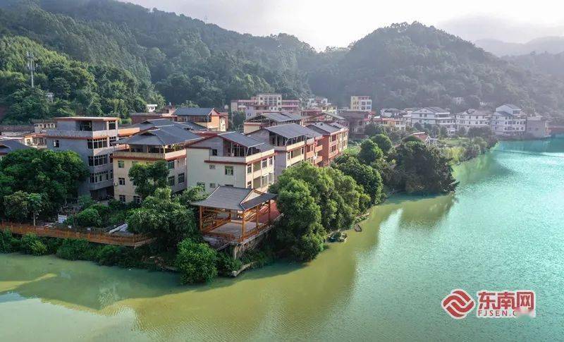 在永春县东关镇东美村的国家湿地公园旁,当地一陈姓大户人家的祖宅钟