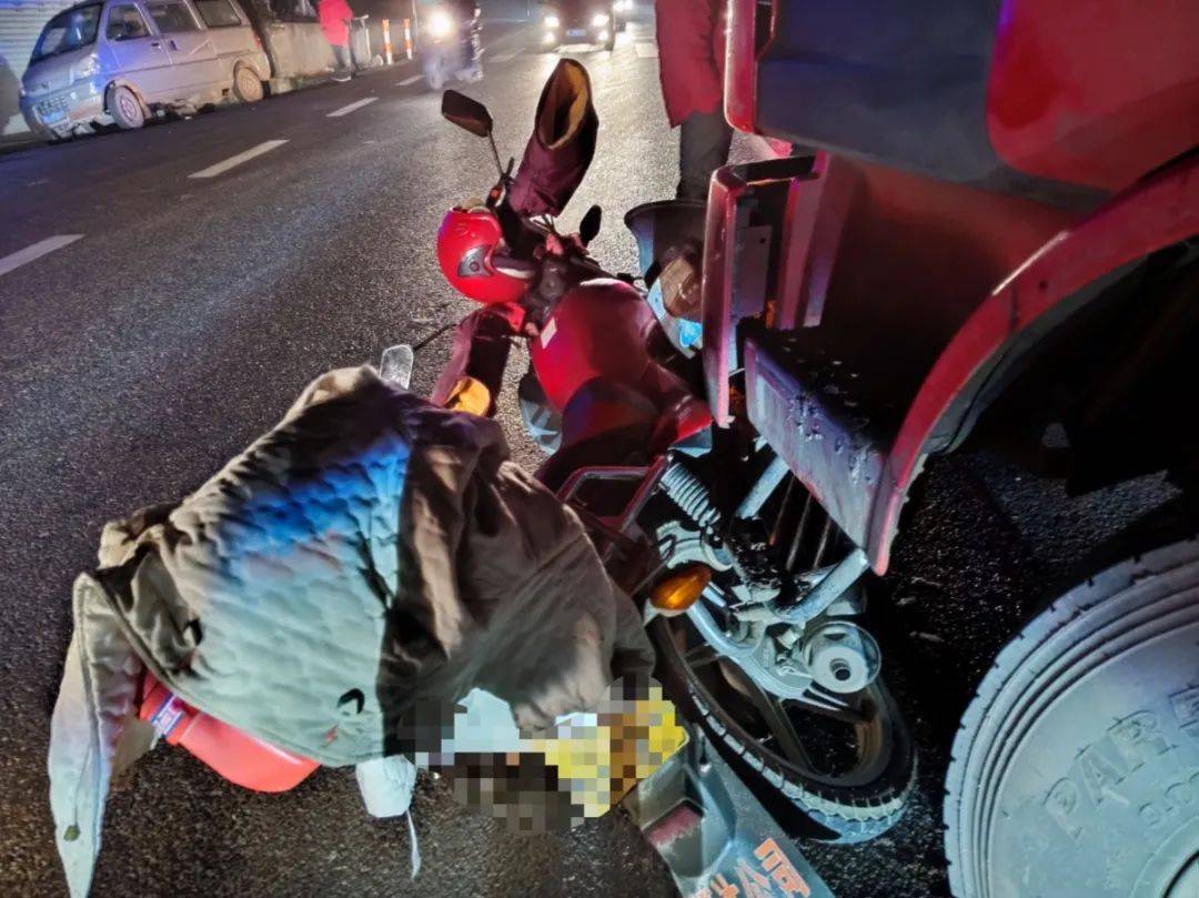 "那辆大货车是拉生猪的,当时正从井研往乐山方向行驶,摩托车和货车同