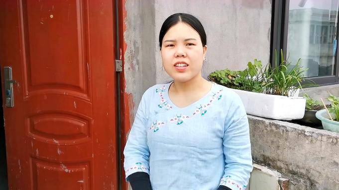 王二妹在家包抄手吃切葱表情亮了直言挂床头可以辟邪