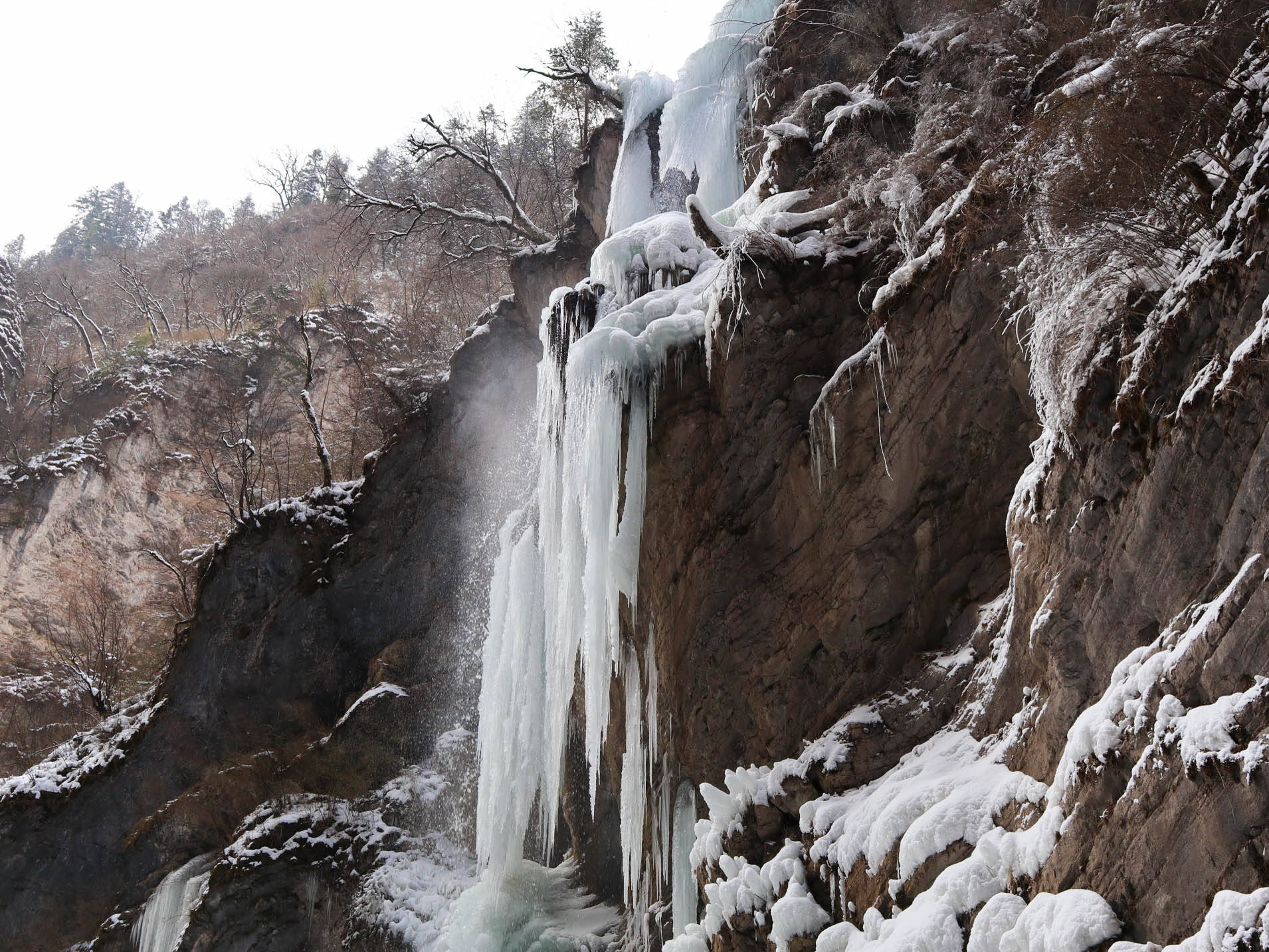 这是12月16日拍摄的官鹅沟雪景(无人机照片).