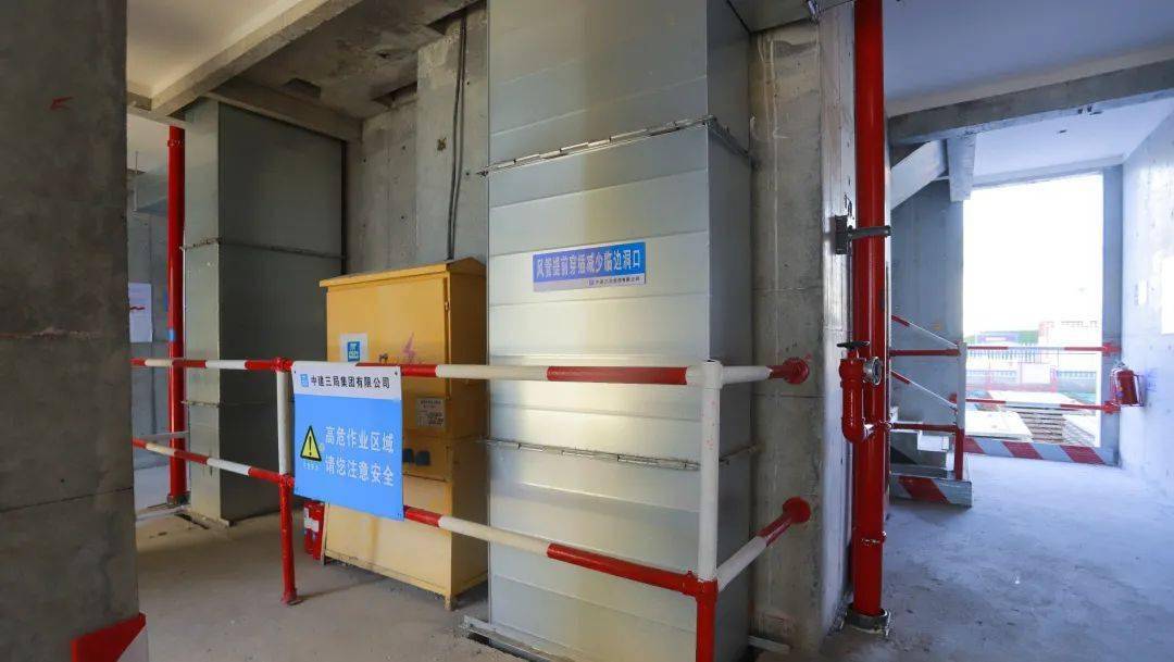 正压送风井提前插入风管安装,消除洞口安全隐患.