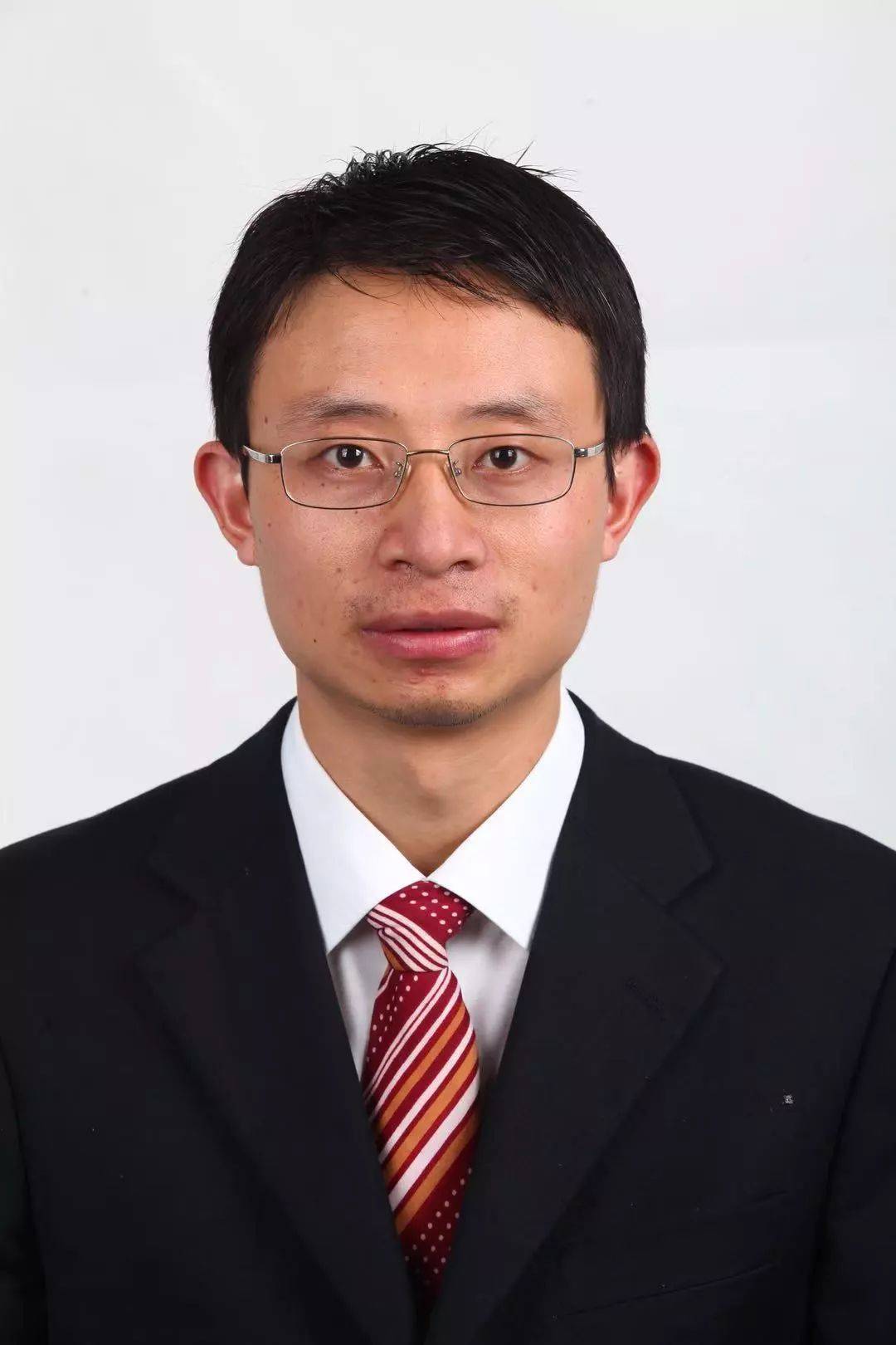 吴晓峰博士简介2. 人民医院1号楼门诊一楼挂号窗口预约地点:1.