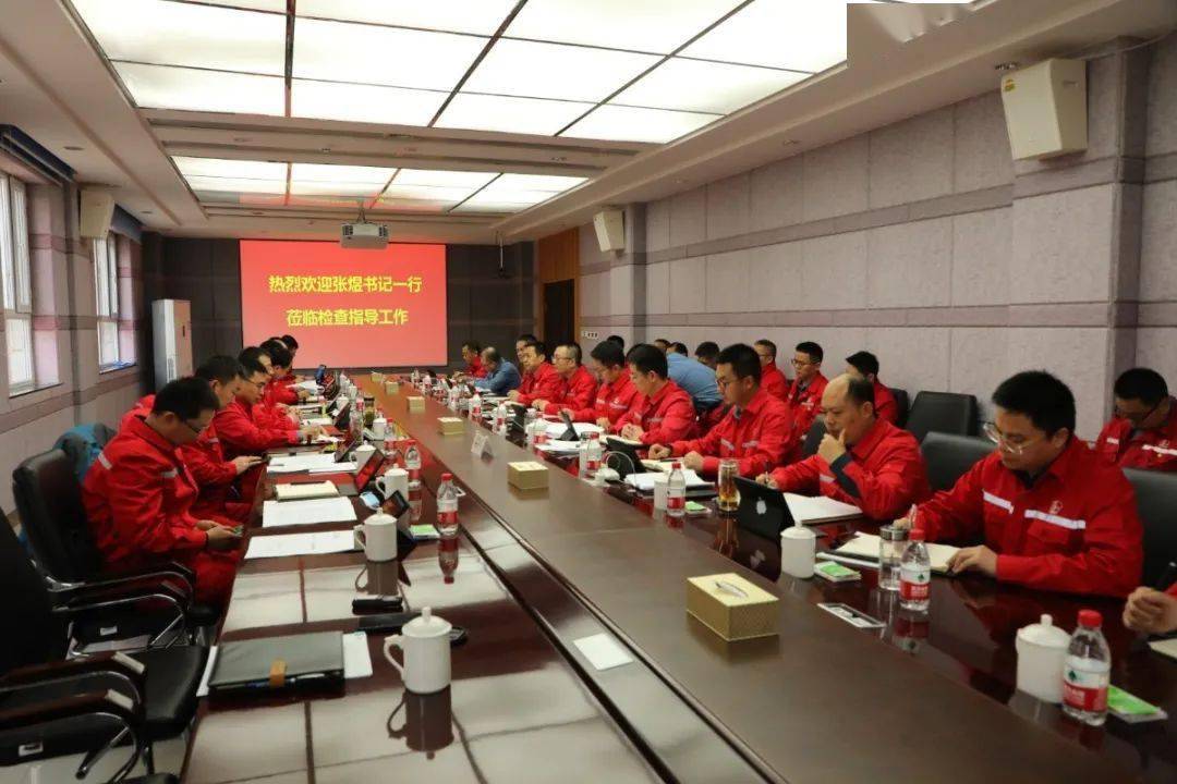 头条速围观西北石油局有限公司执行董事党委书记张煜到采油二厂进行