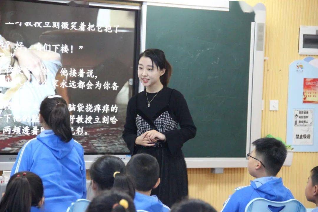 活动伊始,先由我校王雅静老师执教《忠犬八公》整本书导读课,王老师从