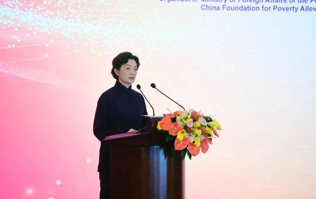 国务委员兼外长王毅和夫人钱韦,外交部党委书记齐玉,副部长乐玉成等