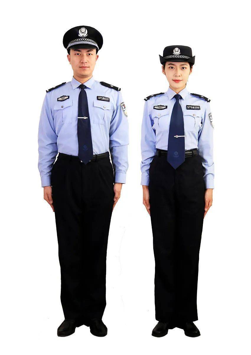 夏执勤服着装标准:佩戴扣式软肩章和软质警号,胸徽;男警察戴大檐凉帽