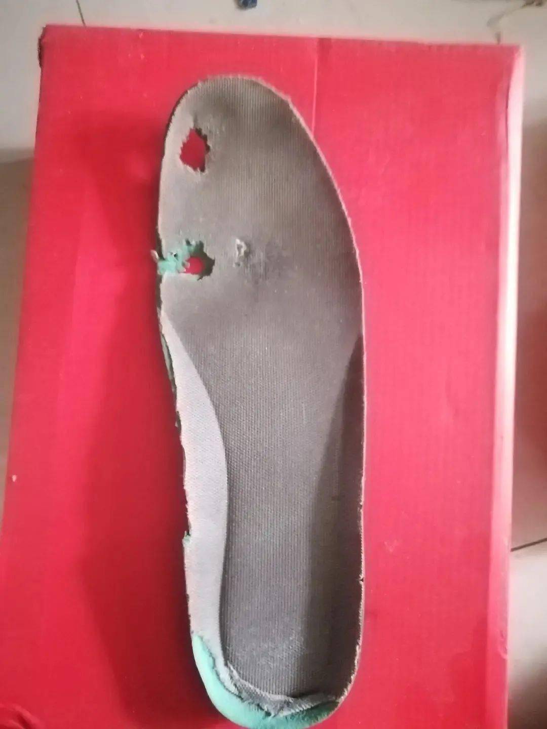 鞋垫的迷之破洞糖主居然有一丝感动.